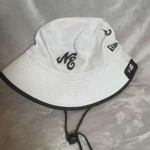 New Era bucket hat white w/black lettering NWT